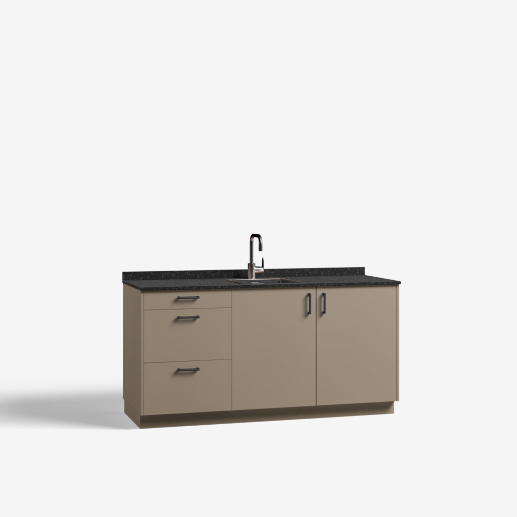 Pantry model Albatros, beigegrijs kleur, met ara zwart mat handgrepen en tray werkblad, deuren dicht.