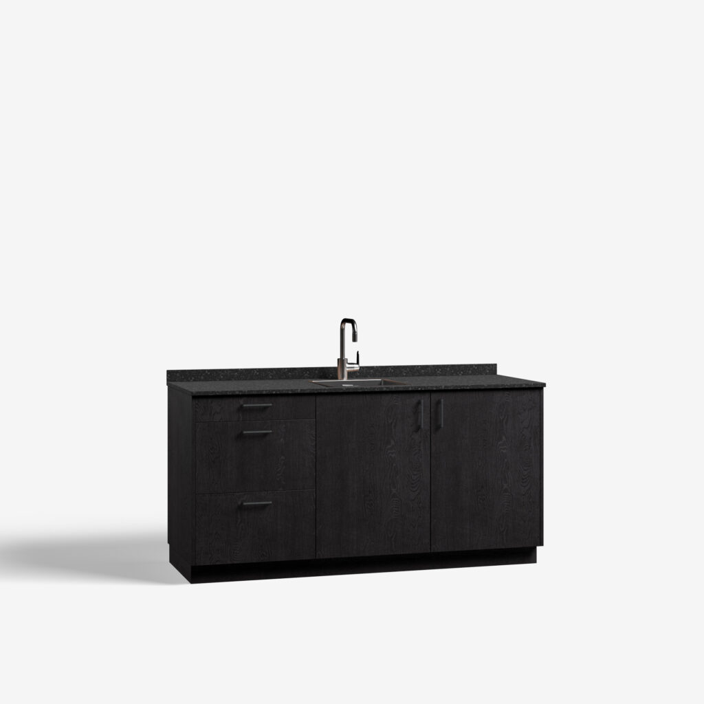 Pantry model Albatros, feelwood black kleur, met ara zwart mat handgrepen en tray werkblad, deuren dicht.