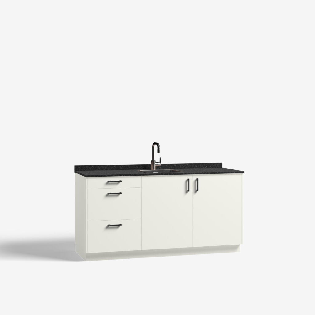 Pantry model Albatros, gebroken wit kleur, met ara zwart mat handgrepen en tray werkblad, deuren dicht.