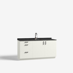 Pantry model Albatros, gebroken wit kleur, met ara zwart mat handgrepen en tray werkblad, deuren dicht.