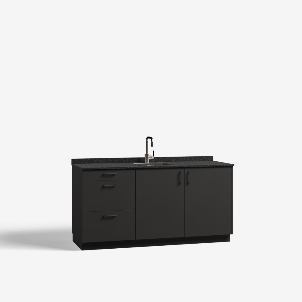 Pantry model Albatros, metallic black kleur, met ara zwart mat handgrepen en tray werkblad, deuren dicht.