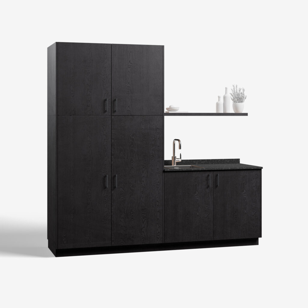 Bijkeuken kast model Chip, feelwood black kleur, met ara zwart mat handgrepen en tray werkblad, deuren dicht.