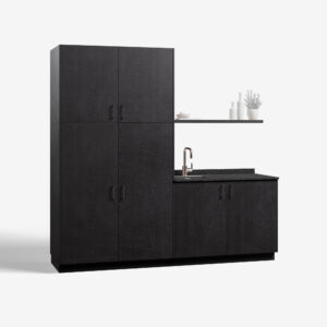 Bijkeuken kast model Chip, feelwood black kleur, met ara zwart mat handgrepen en tray werkblad, deuren dicht.