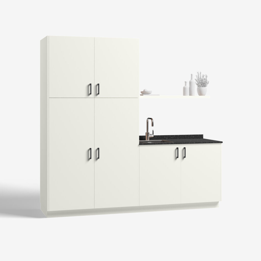 Bijkeuken kast model Chip, gebroken wit kleur, met ara zwart mat handgrepen en tray werkblad, deuren dicht.