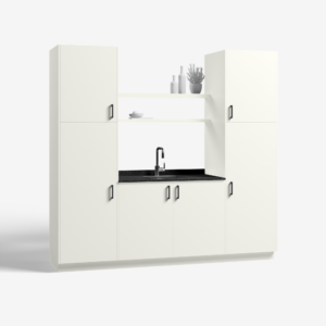 Bijkeuken kast model Condor, gebroken wit kleur, met ara zwart mat handgrepen en tray werkblad, deuren dicht.