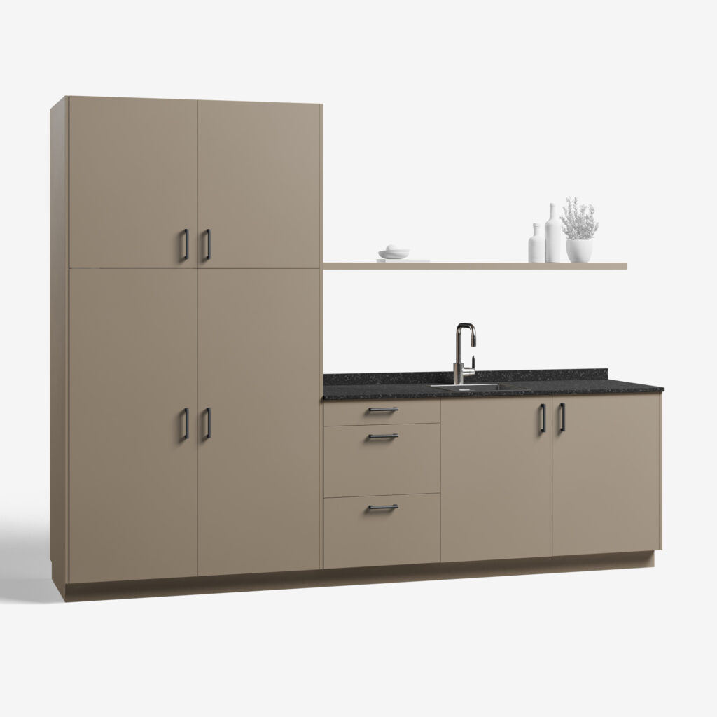 Bijkeuken kast model Drive, beige grijs kleur, met ara zwart mat handgrepen en tray werkblad, deuren dicht.