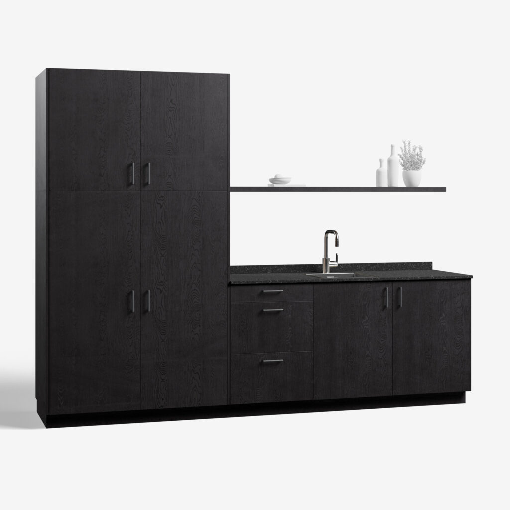 Bijkeuken kast model feelwood black black kleur, met ara zwart mat handgrepen en tray werkblad, deuren dicht.