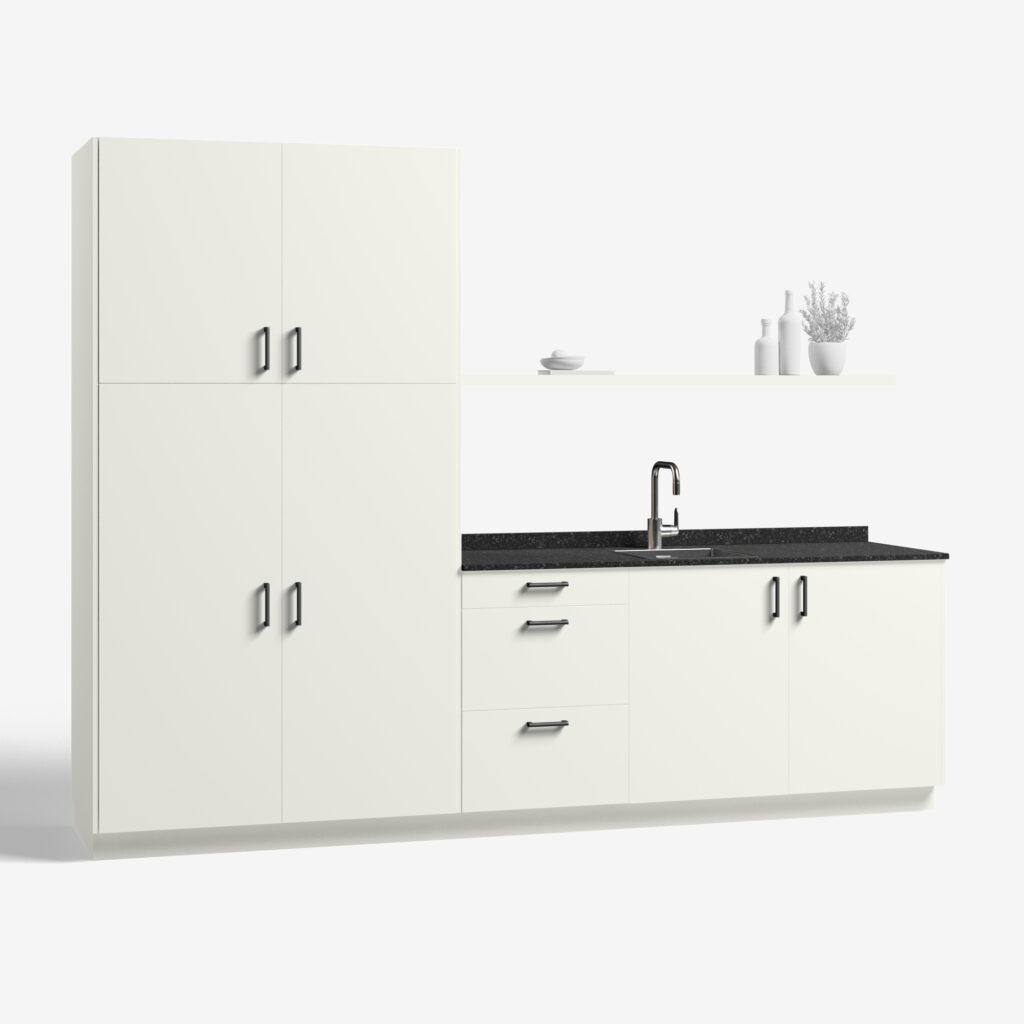 Bijkeuken kast model Drive, gebroken wit kleur, met ara zwart mat handgrepen en tray werkblad, deuren dicht.