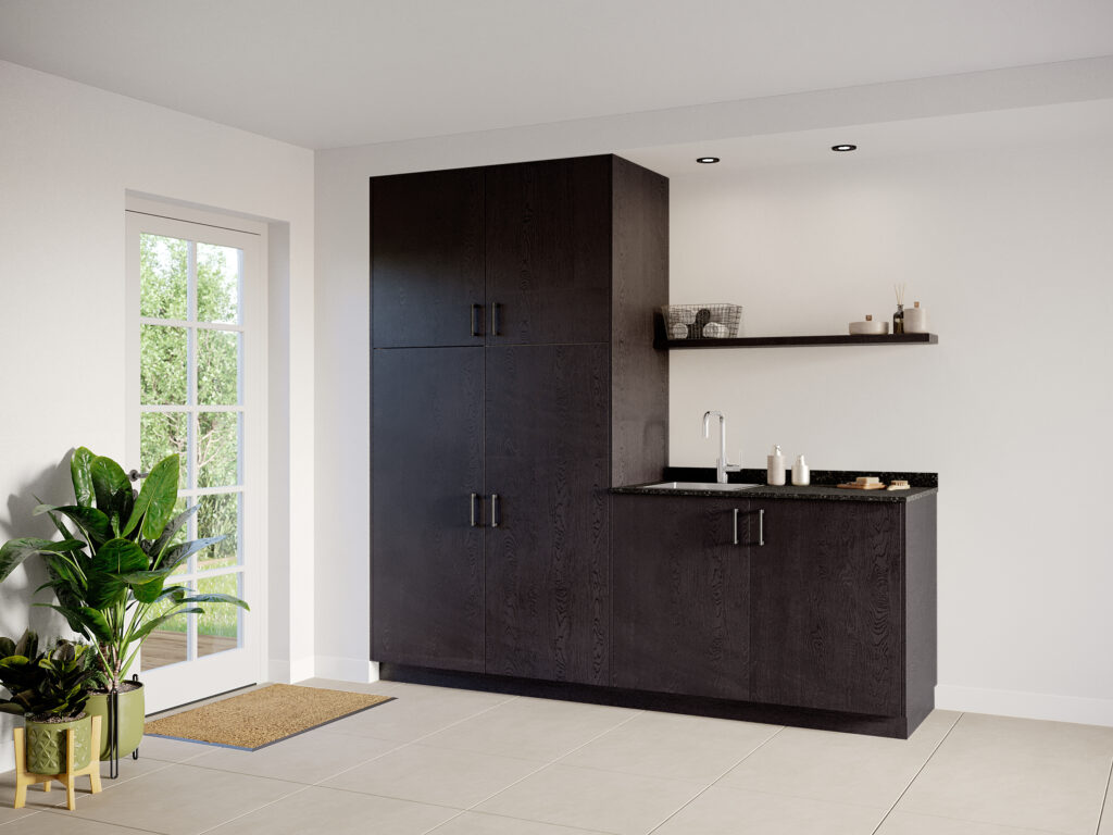 Interieur bijkeuken model Chip, feelwood black kleur, met ara zwart mat handgrepen en tray werkblad.