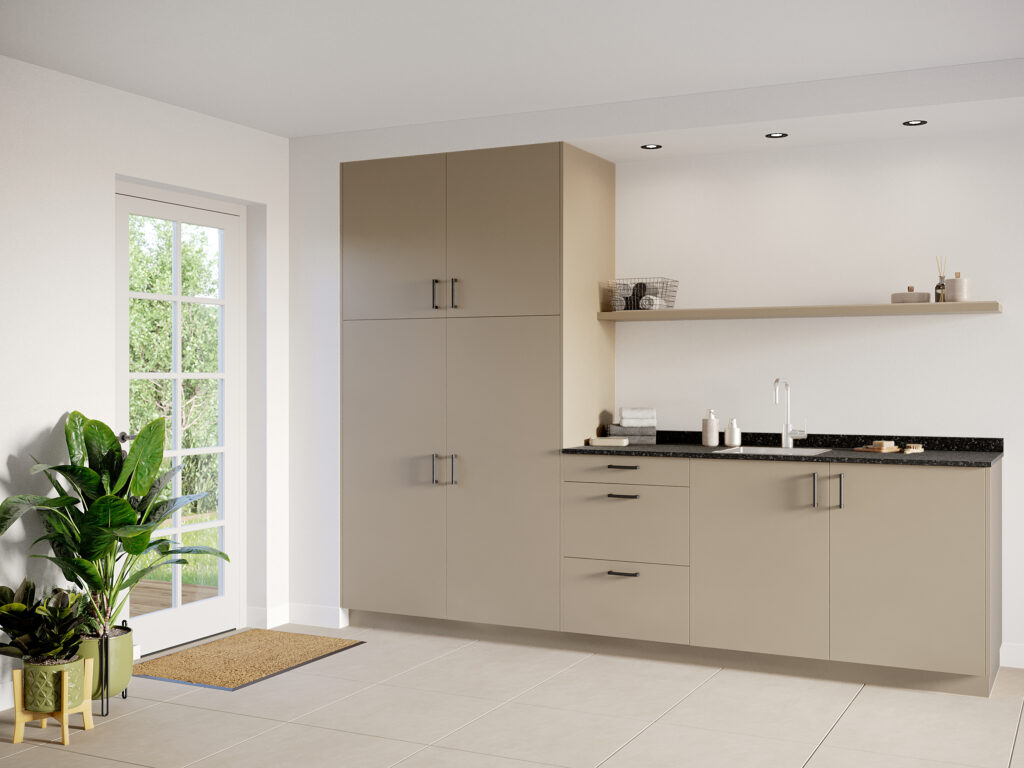 Interieur bijkeuken model Drive, beige grijs kleur, met ara zwart mat handgrepen en tray werkblad.