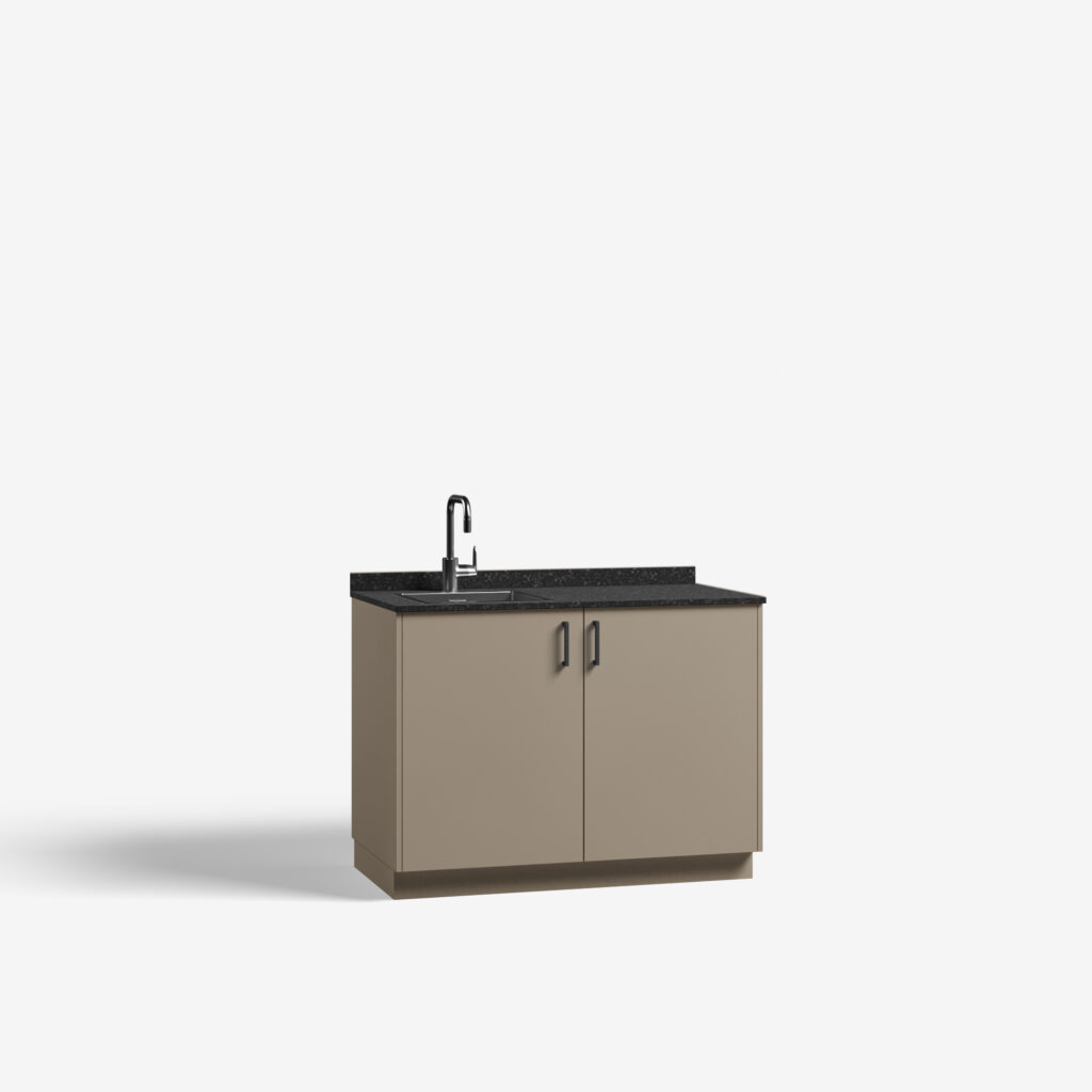 Pantry model Par, beige grijs kleur, met ara zwart mat handgrepen en tray werkblad, deuren dicht.