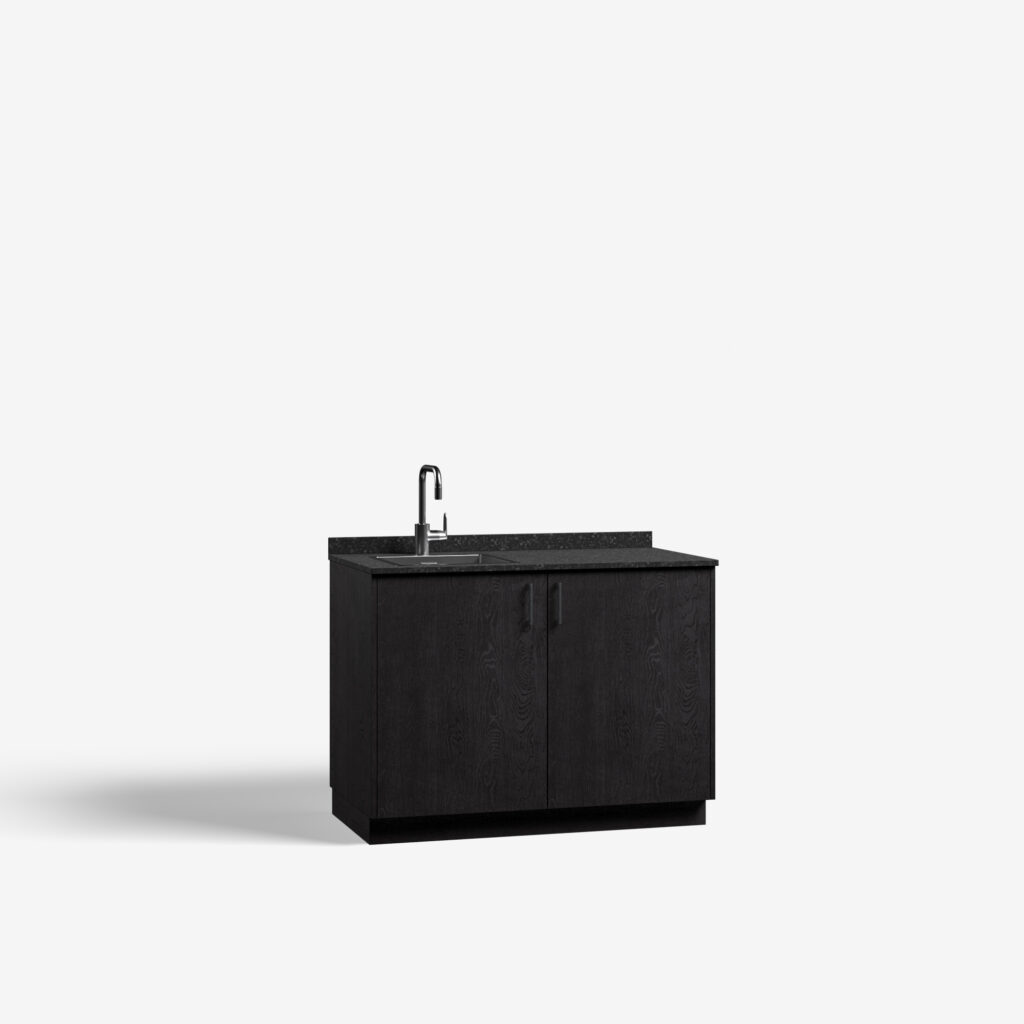 Pantry model Par, feelwood black kleur, met ara zwart mat handgrepen en tray werkblad, deuren dicht.