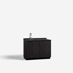 Pantry model Par, feelwood black kleur, met ara zwart mat handgrepen en tray werkblad, deuren dicht.