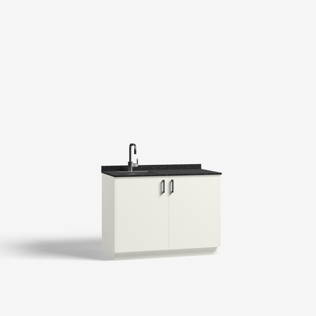 Pantry model Par, gebroken wit kleur, met ara zwart mat handgrepen en tray werkblad, deuren dicht.