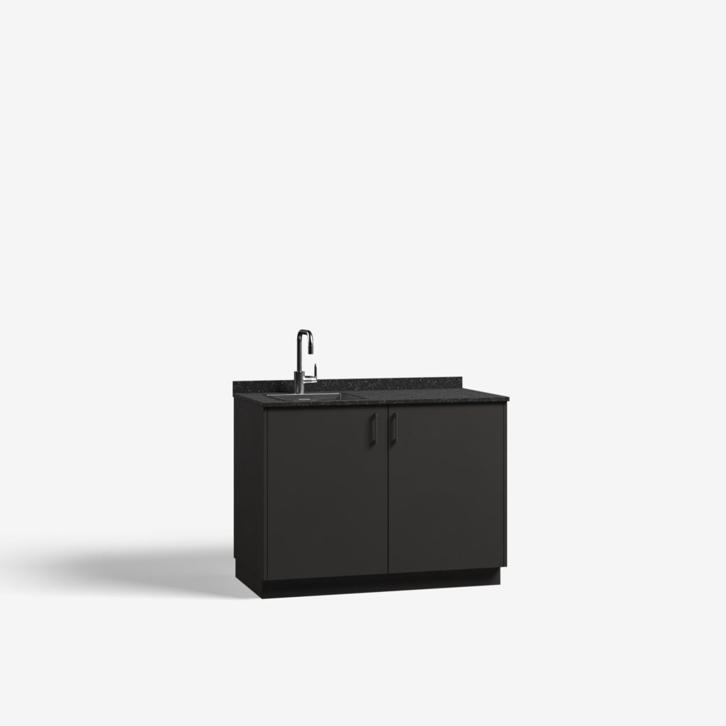 Pantry model Par, metallic black kleur, met ara zwart mat handgrepen en tray werkblad, deuren dicht.