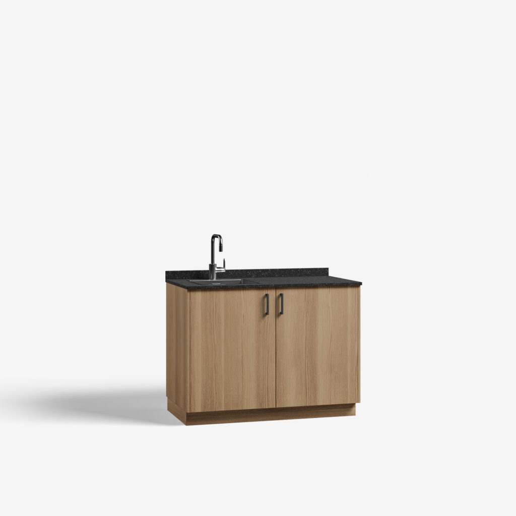 Pantry model Par, natural ash kleur, met ara zwart mat handgrepen en tray werkblad, deuren dicht.